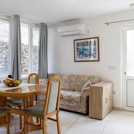 Star 2 Apartment *